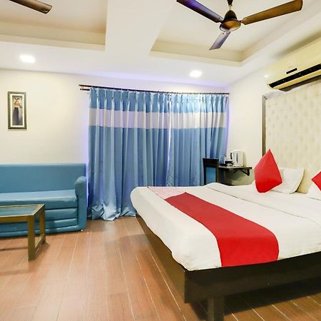 Oyo Hotel Dash Vadodara Luaran gambar