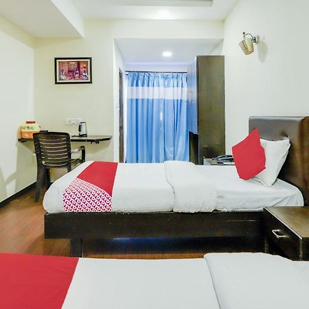 Oyo Hotel Dash Vadodara Luaran gambar
