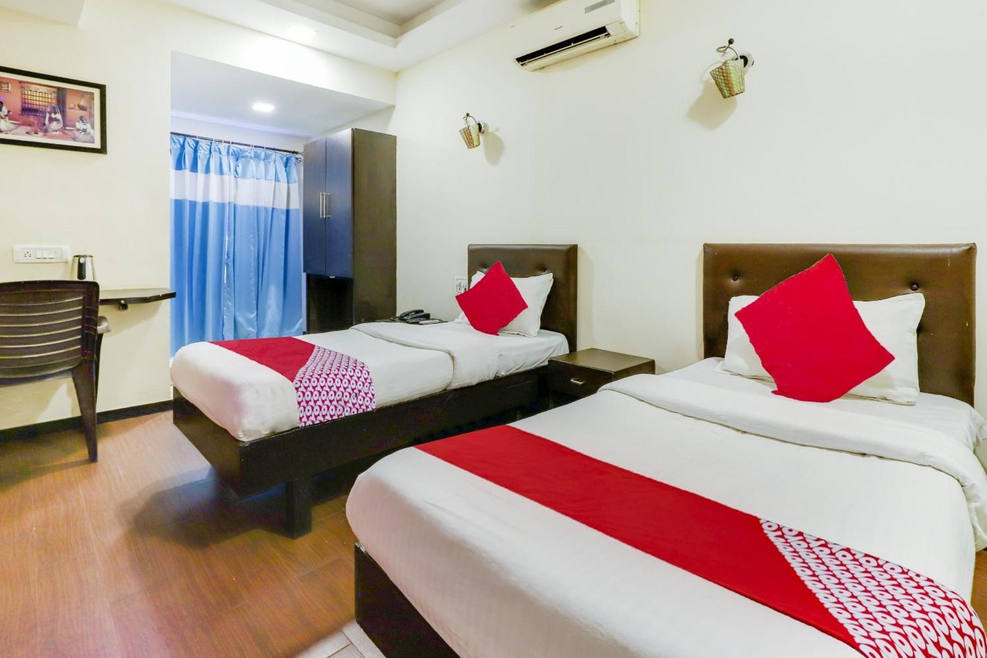 Oyo Hotel Dash Vadodara Luaran gambar