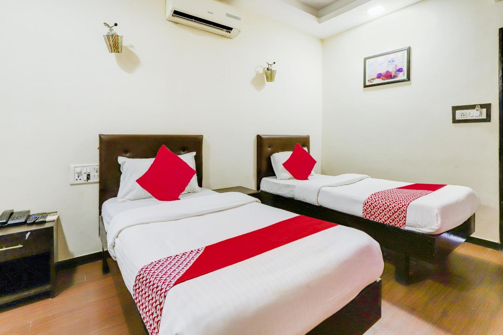 Oyo Hotel Dash Vadodara Luaran gambar