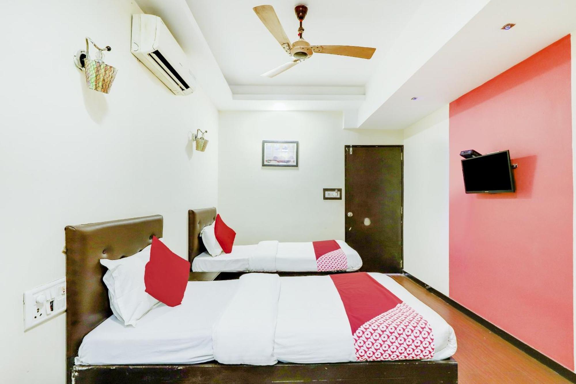 Oyo Hotel Dash Vadodara Luaran gambar