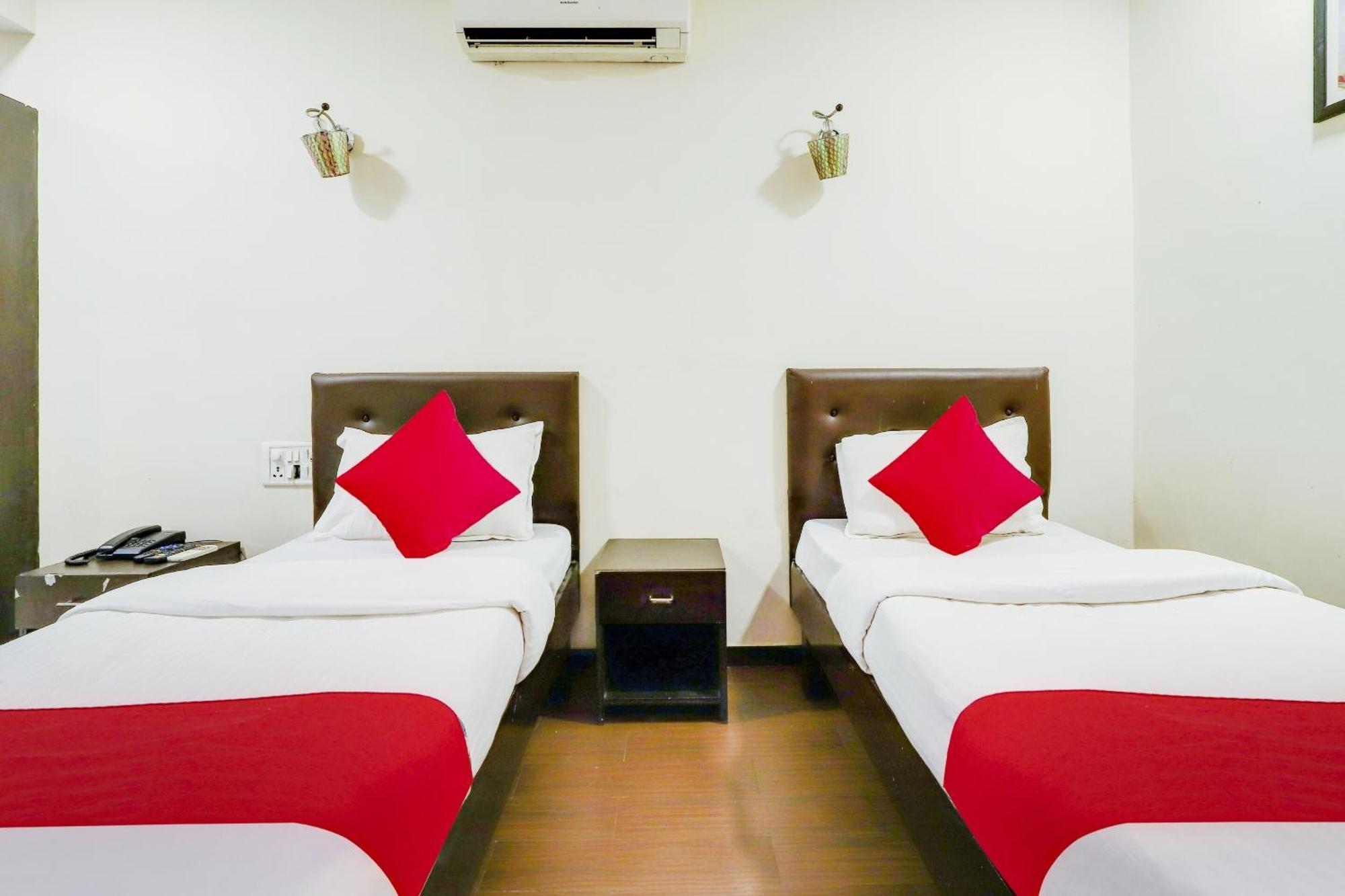 Oyo Hotel Dash Vadodara Luaran gambar